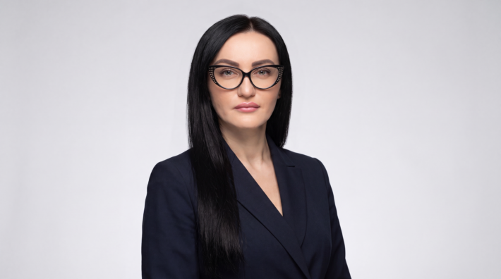Светлана Новакова, Бухгалтер